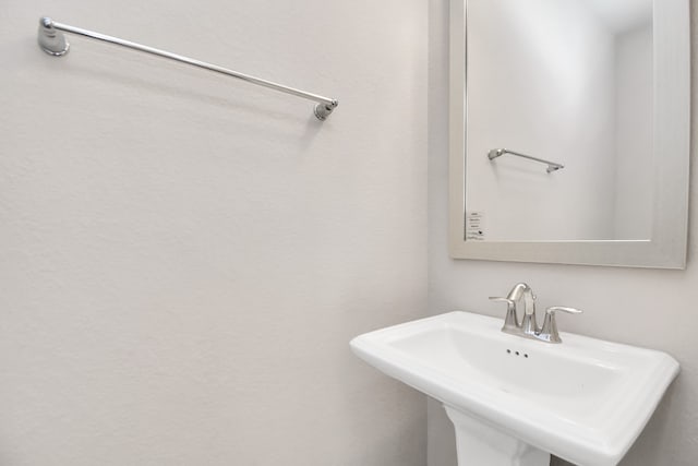 bathroom featuring sink