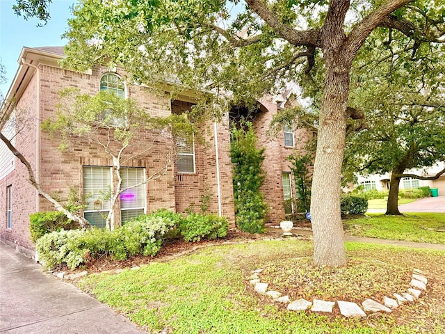 view of front of home featuring a front yard