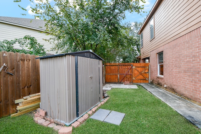 view of yard featuring a storage shed