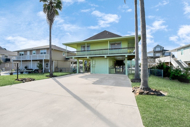 view of front of home with a carport and a front lawn