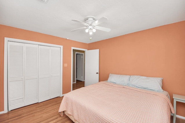 bedroom featuring a closet, light hardwood / wood-style flooring, and ceiling fan