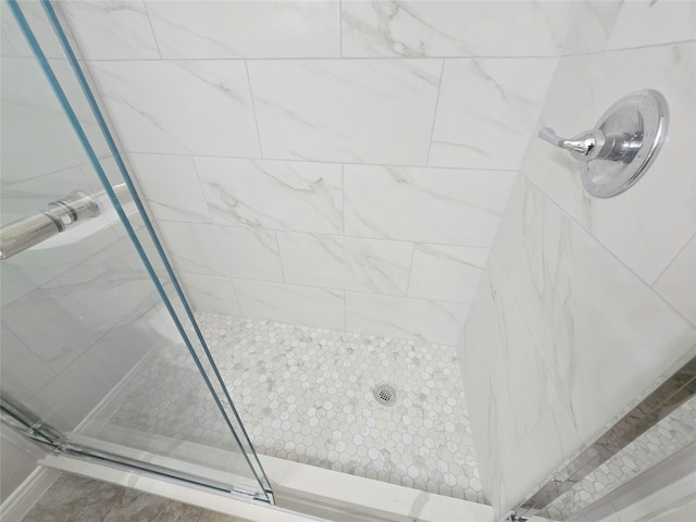 bathroom featuring tiled shower