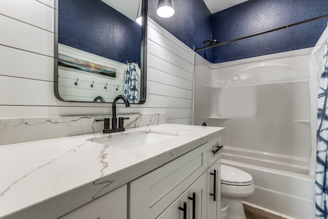 full bathroom featuring hardwood / wood-style flooring, vanity, toilet, and shower / tub combo with curtain