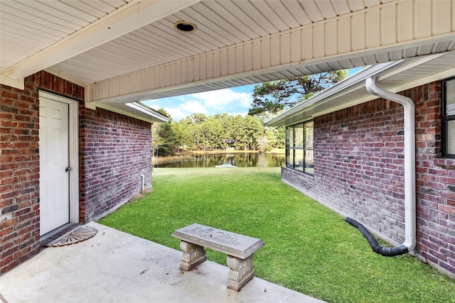 view of yard featuring a water view