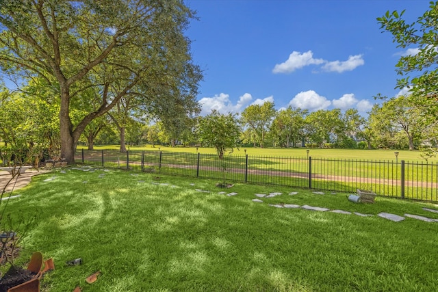 view of yard featuring a rural view