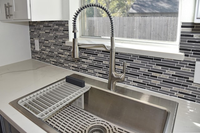 room details featuring tasteful backsplash and sink