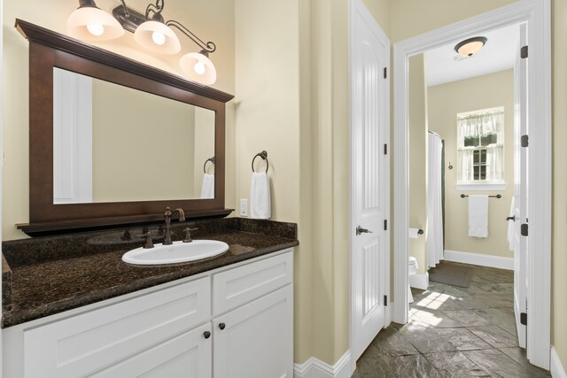 bathroom with a shower with shower curtain and vanity