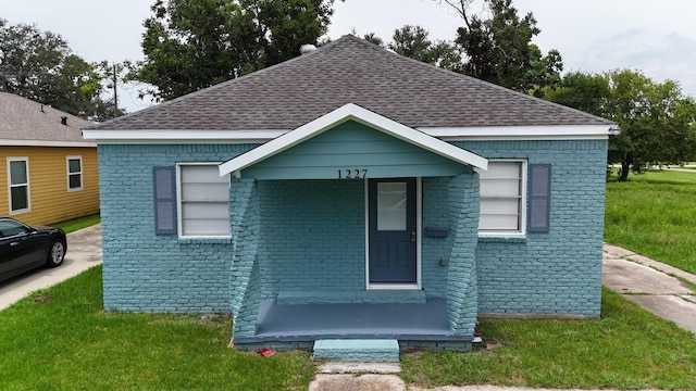 bungalow featuring a front lawn