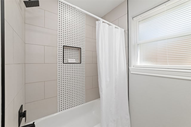 bathroom with shower / tub combo