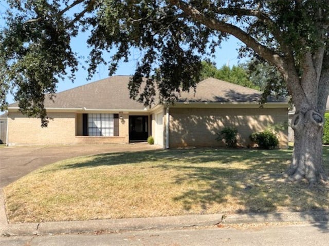 ranch-style house with a front yard