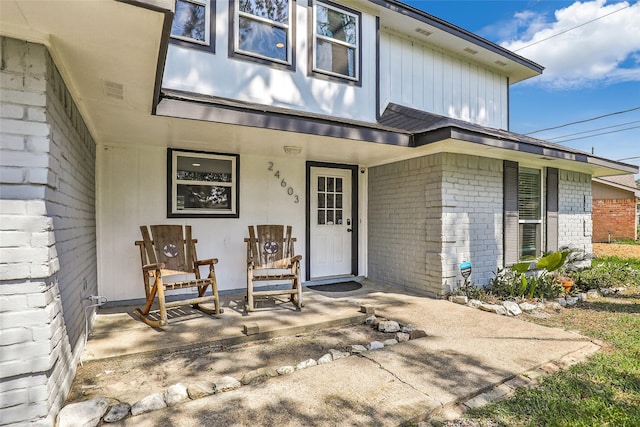 entrance to property featuring covered porch