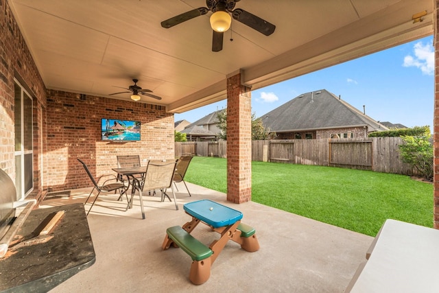 view of patio featuring ceiling fan, a fenced backyard, and outdoor dining space