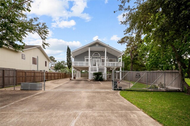 view of front of home featuring a carport and a front yard