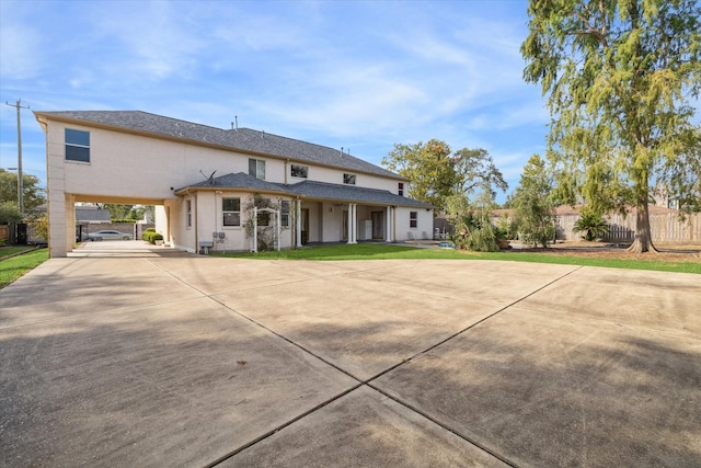 view of front of house with a carport and a front yard