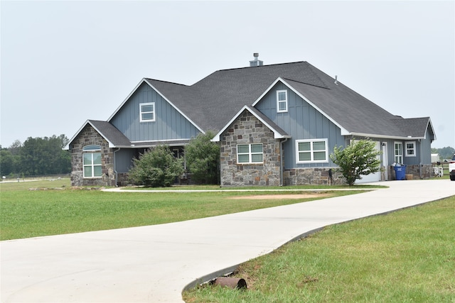 craftsman-style house featuring a front lawn