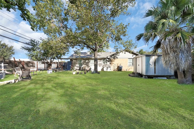 view of yard featuring a shed