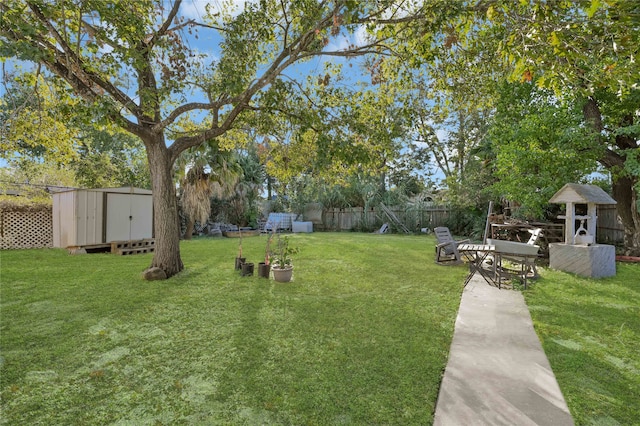 view of yard featuring a storage shed