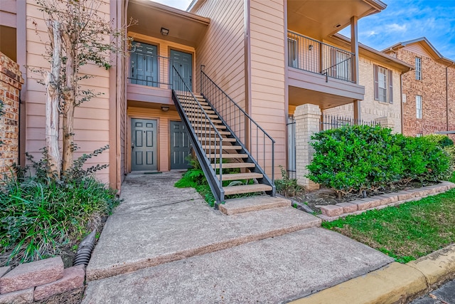 entrance to property featuring a balcony