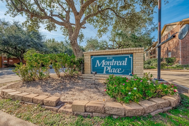 view of community / neighborhood sign