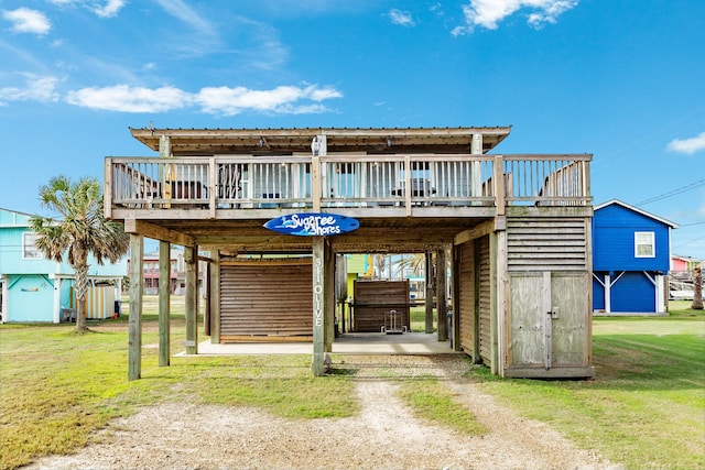 view of front of house featuring a deck and a front yard