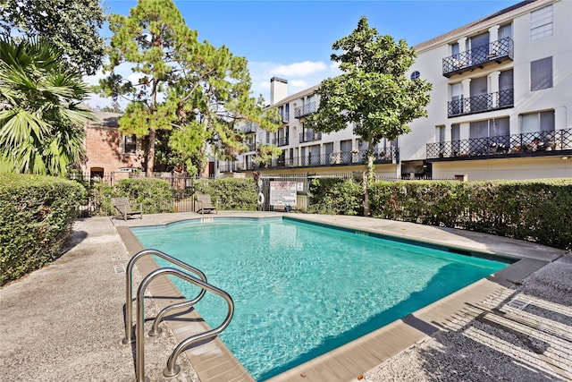 view of swimming pool