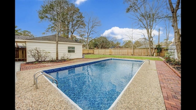 view of swimming pool