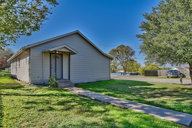 bungalow featuring a front yard