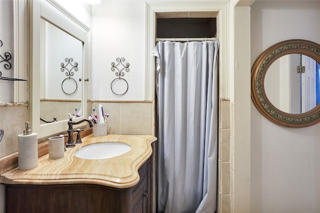 bathroom with a shower with shower curtain and vanity