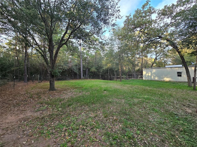 view of yard featuring an outdoor structure