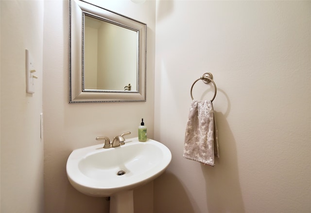 bathroom featuring sink