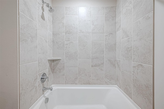 bathroom featuring tiled shower / bath