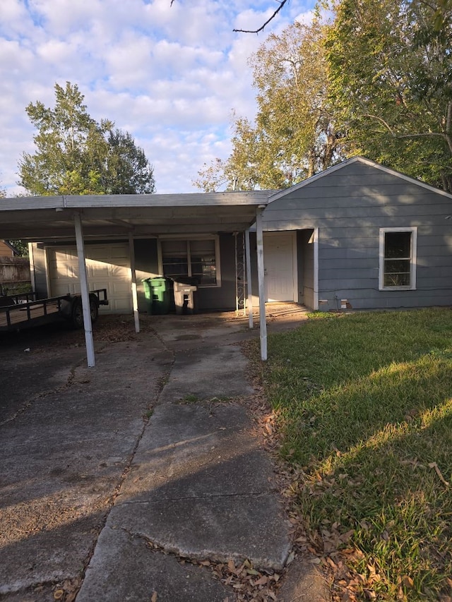 view of front of home with a carport and a front lawn