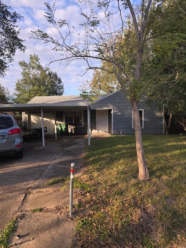 view of front of home with a front lawn and a carport