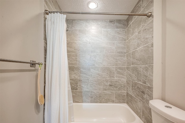 bathroom featuring toilet, a textured ceiling, and shower / tub combo with curtain