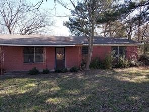 ranch-style home featuring a front lawn