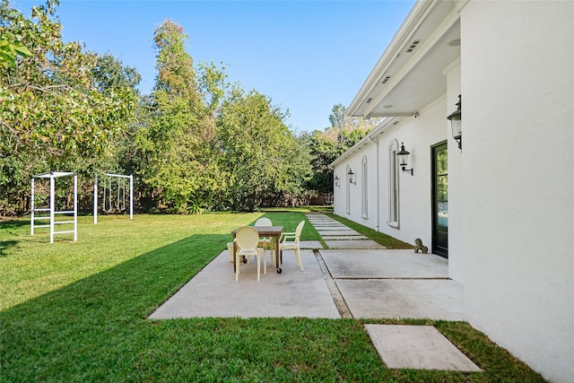 view of yard with a patio