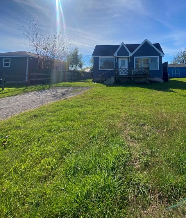 view of front of property featuring a front lawn