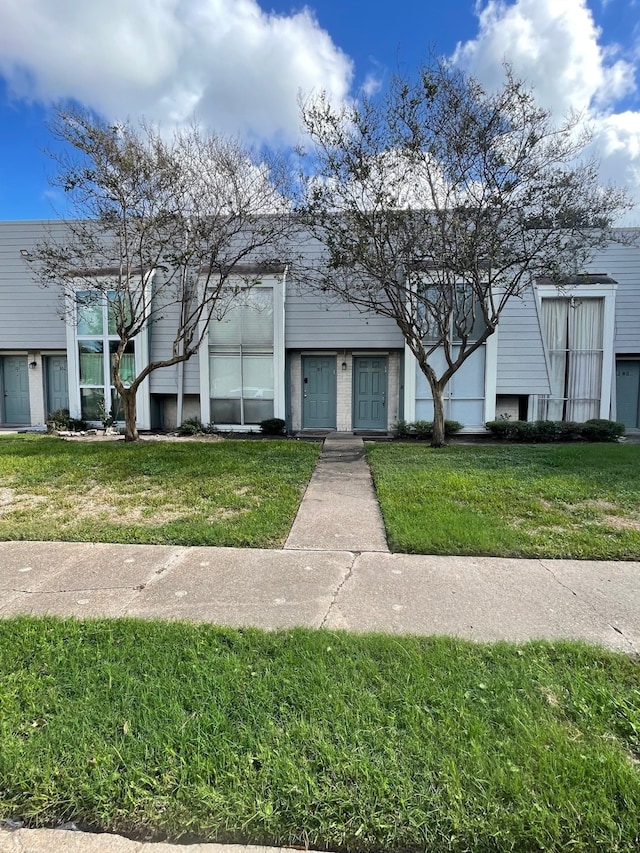 view of front of property featuring a front lawn