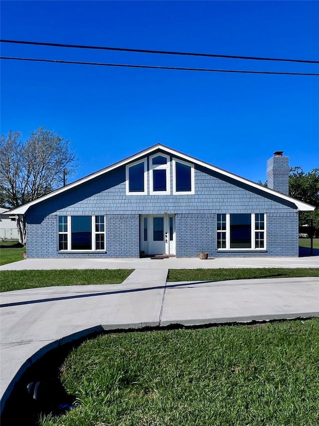 view of front of house featuring a front yard