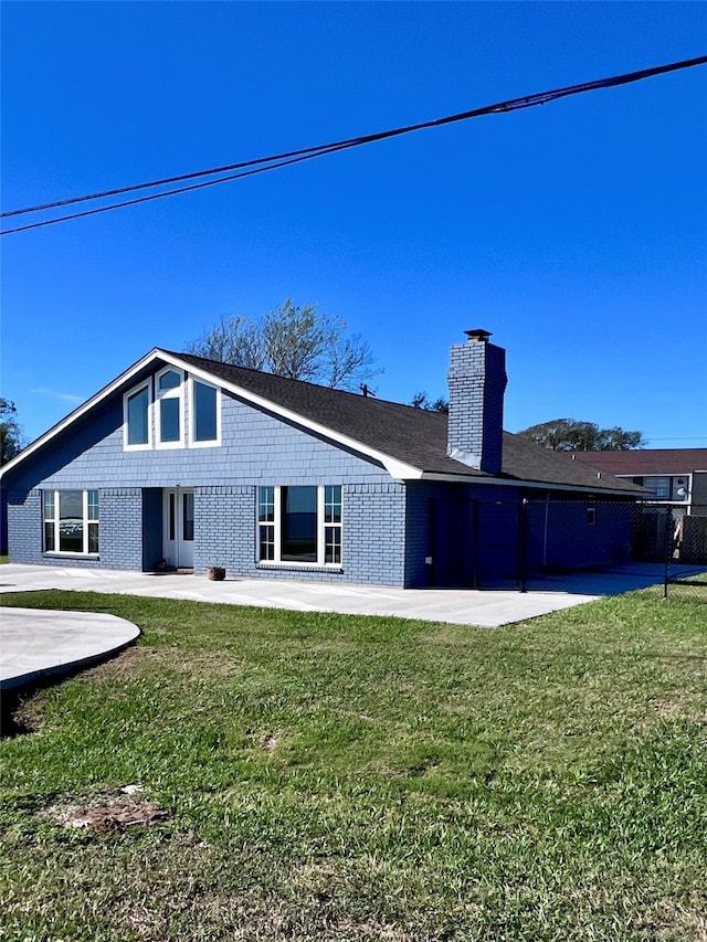 back of house featuring a lawn