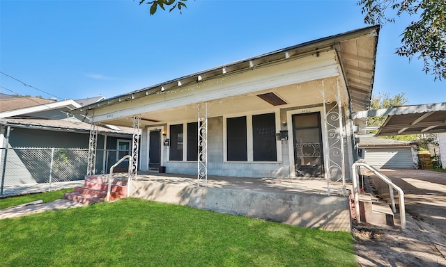 view of front facade featuring a front yard and a porch