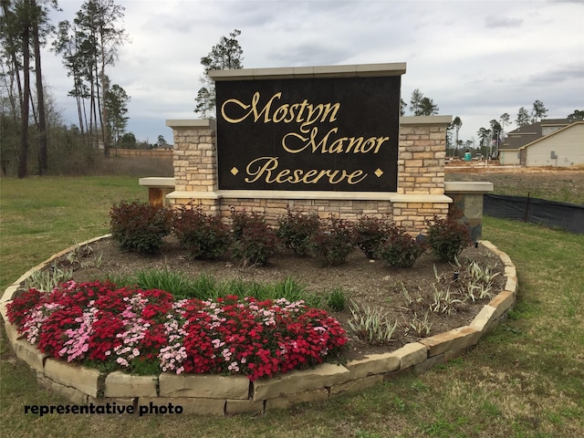 community sign with a yard