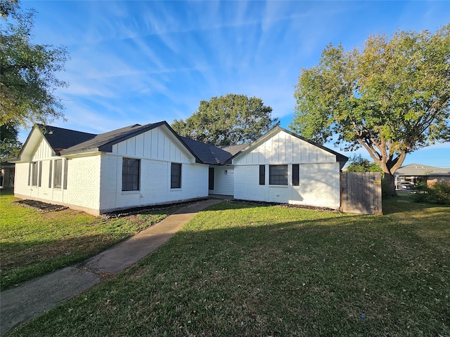 view of front of property featuring a front yard