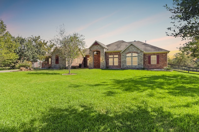 view of front of property featuring a yard