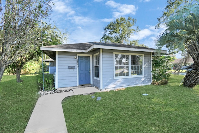 view of front facade with a front yard