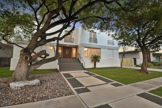 view of front of home featuring a yard