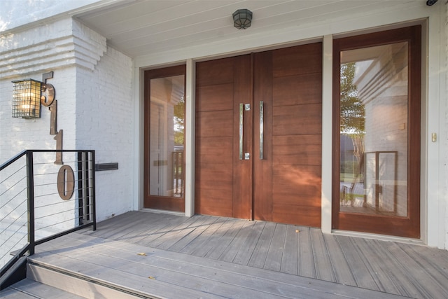 property entrance featuring a porch