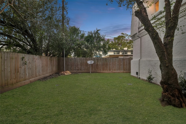 view of yard at dusk