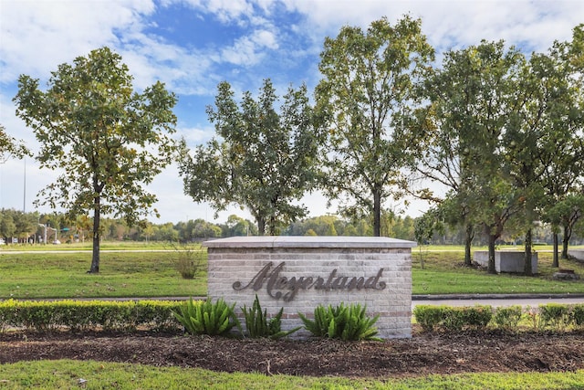 community sign with a yard