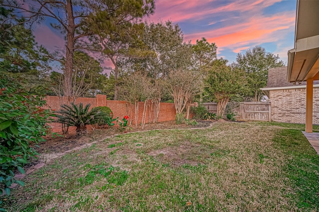 view of yard at dusk